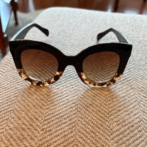 Accessories - Stylish Black and Tortoise Sunglasses